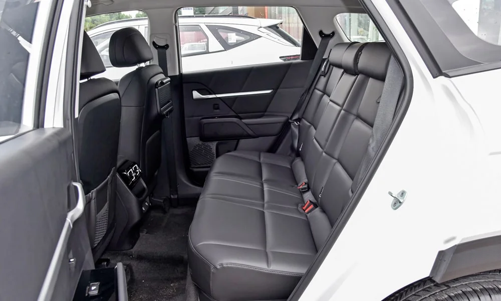 Фото Hyundai ix35 — задние сиденья. Задний диван в гладкой коже: посадка и центральный подлокотник. Плоский пол упрощает посадку втроём Hyundai ix35 — задние сиденья