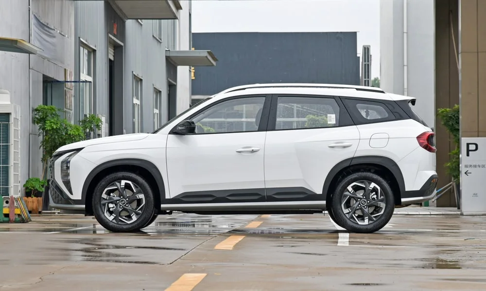 Фото Hyundai ix35 — вид сбоку, фото 2. Профиль в белом цвете: соотношение колёсной базы и свесов. Длинная база — простор второго ряда; короткие свесы упрощают парковку Hyundai ix35 — вид сбоку, фото 2