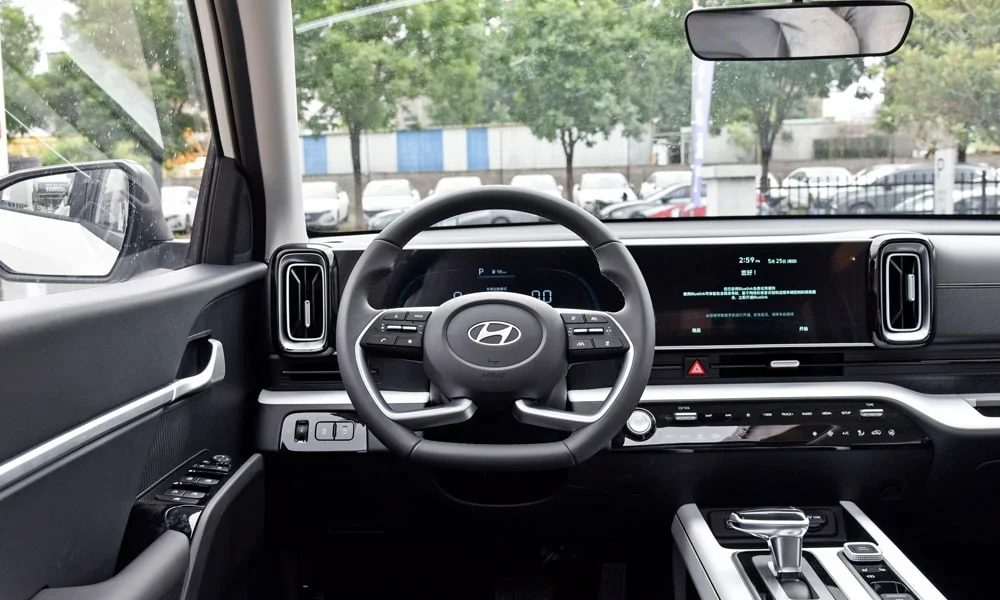 Фото Hyundai ix35 — руль. Обшивка обода и компоновка спиц крупным планом. Правильная посадка: руки на «9 и 3», приборы читаются поверх обода Hyundai ix35 — руль