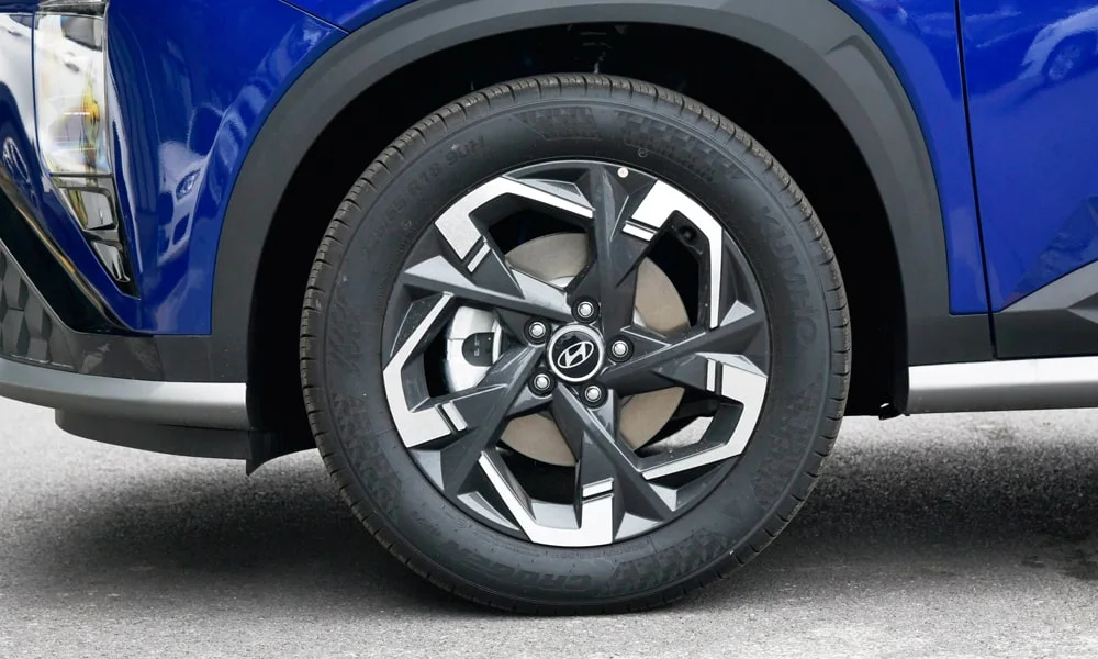 Фото Hyundai ix35 — колесо и диск. Дизайн спиц и профиль резины крупным планом Hyundai ix35 — колесо и диск