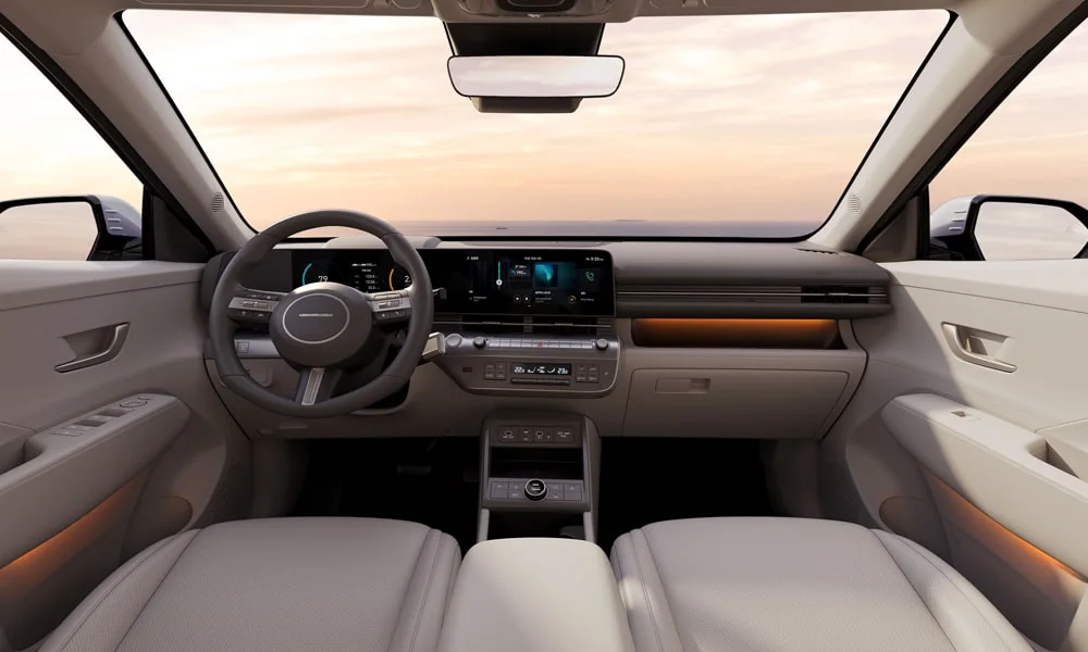 Фото Hyundai Kona — передняя панель. Передняя панель в светло-серой отделке: расположение экранов и дефлекторов. Минимум физических кнопок — ставка на экранное управление Hyundai Kona — передняя панель