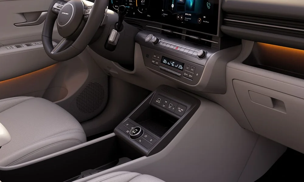 Фото Hyundai Kona — передняя панель, фото 2. Передняя панель в светло-серой отделке: расположение экранов и дефлекторов. Мягкие материалы верхнего яруса и вставки задают уровень интерьера Hyundai Kona — передняя панель, фото 2