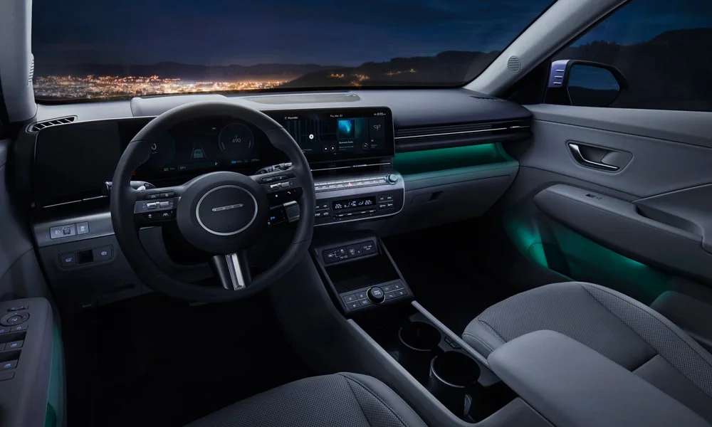 Фото Hyundai Kona — передняя панель, фото 3. Панель в светло-серой отделке — видна компоновка экранов и органов управления. Мягкие материалы верхнего яруса и вставки задают уровень интерьера Hyundai Kona — передняя панель, фото 3