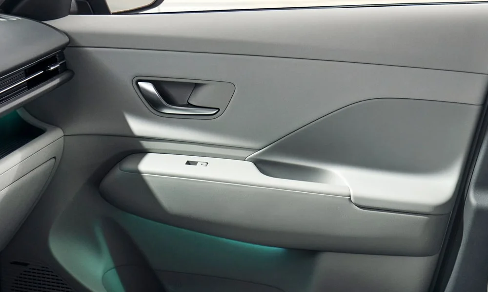 Фото Hyundai Kona — дверная карта. Внутренняя панель двери: сочетание материалов и компоновка управления в светло-серой гамме Hyundai Kona — дверная карта