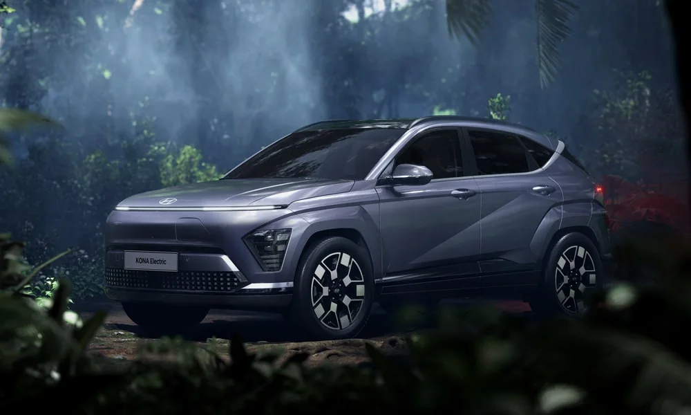 Фото Hyundai Kona — вид спереди, фото 5. Передок в сером исполнении — крупная светотехника и выразительный бампер. Дневные ходовые огни включаются автоматически с запуском Hyundai Kona — вид спереди, фото 5