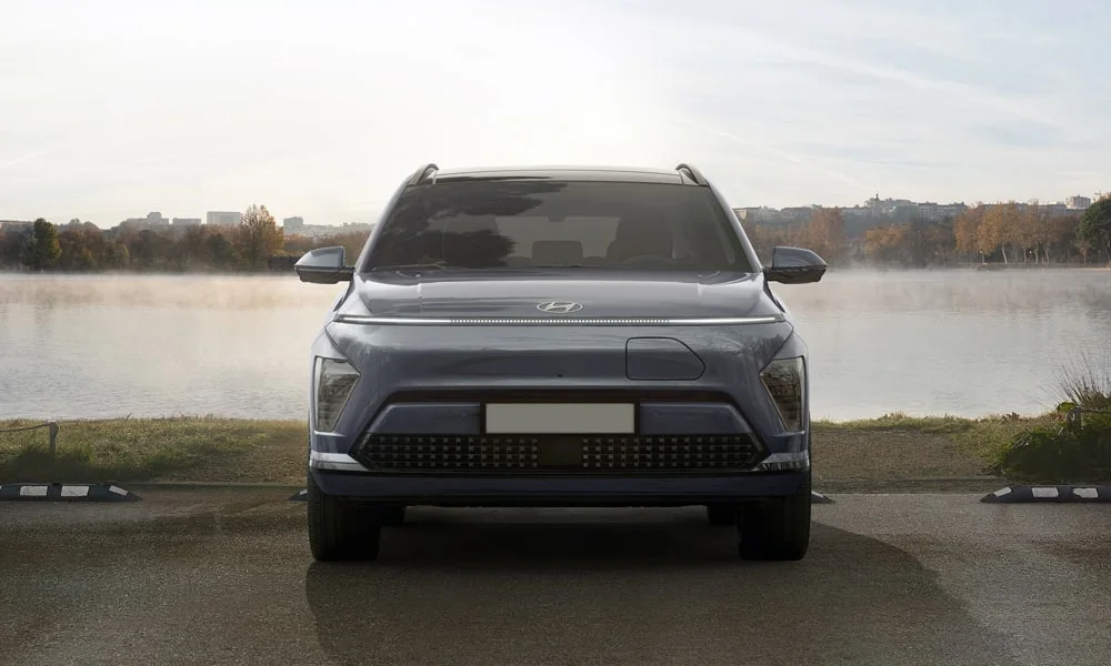 Фото Hyundai Kona — вид спереди, фото 6. Анфас: пропорции капота, посадка кузова и графика ходовых огней. Рисунок ходовых огней — подпись модели, по нему её узнают в потоке Hyundai Kona — вид спереди, фото 6