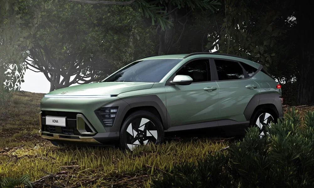 Фото Hyundai Kona — вид спереди, фото 8. Кузов в зелёном цвете: рисунок оптики и решётки задаёт узнаваемое «лицо» модели. Дневные ходовые огни включаются автоматически с запуском Hyundai Kona — вид спереди, фото 8