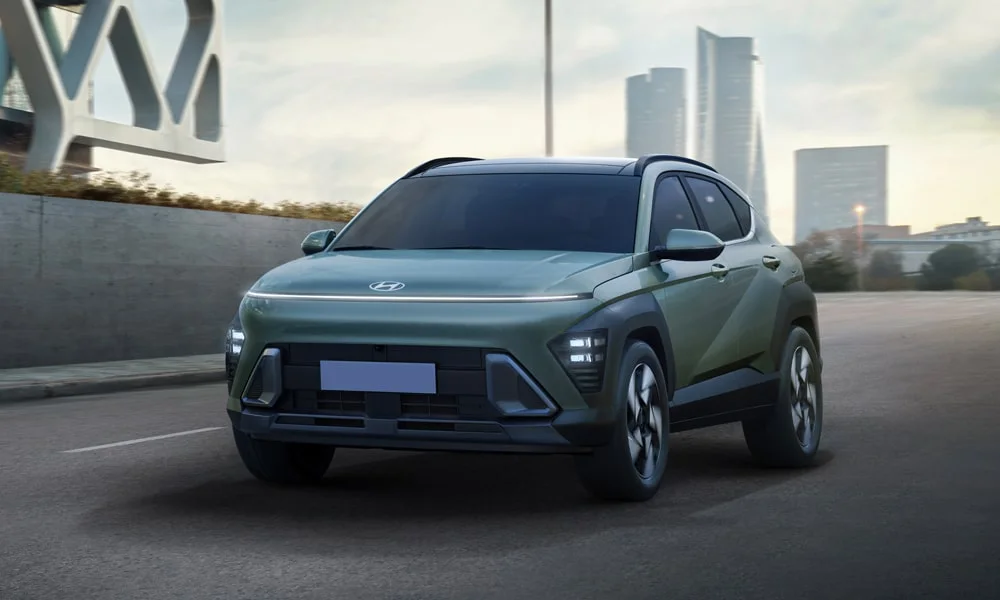 Фото Hyundai Kona — вид спереди, фото 10. Зелёный кузов, строгая симметрия оптики — базовый ракурс знакомства с дизайном. Дневные ходовые огни включаются автоматически с запуском Hyundai Kona — вид спереди, фото 10