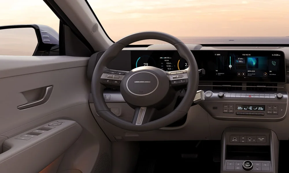 Фото Hyundai Kona — приборная панель. Скорость, запас хода и подсказки ассистентов перед глазами. Запас хода и расход выводятся крупно — главные цифры ежедневных поездок Hyundai Kona — приборная панель