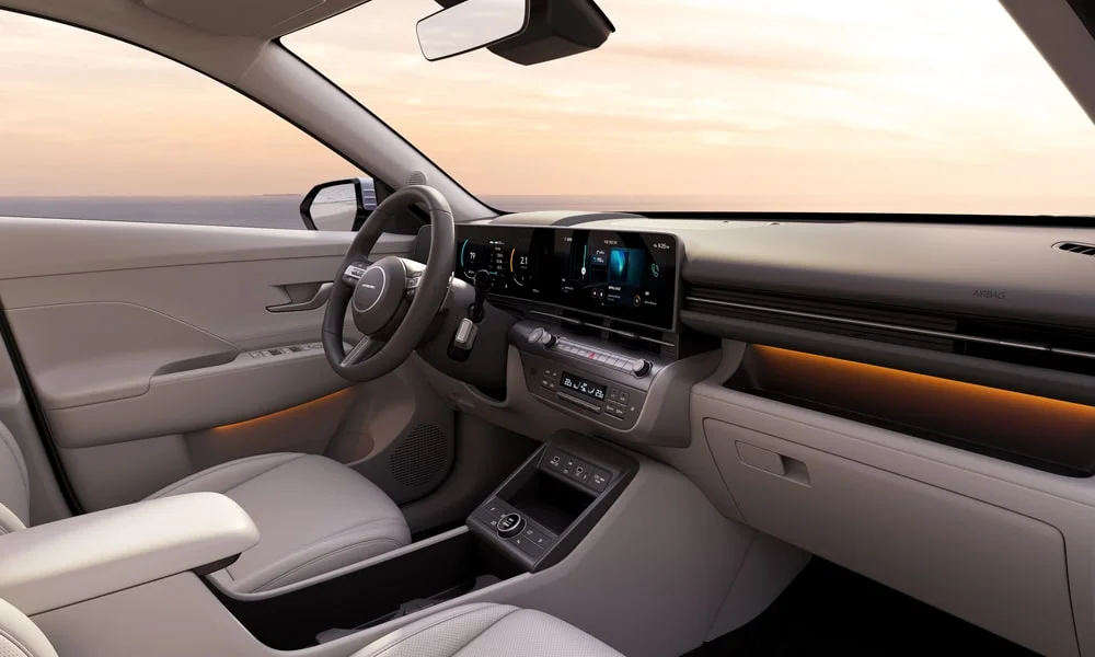 Фото Hyundai Kona — интерьер. Общий план салона: архитектура панели, консоль и кресла. Уровень отделки читается по стыкам панелей и мягким поверхностям в зонах касания Hyundai Kona — интерьер