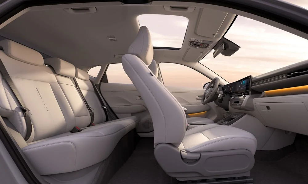 Фото Hyundai Kona — интерьер, фото 2. Общий план салона: архитектура панели, консоль и кресла. Светлая гамма зрительно расширяет салон, тёмная — практичнее в уходе Hyundai Kona — интерьер, фото 2