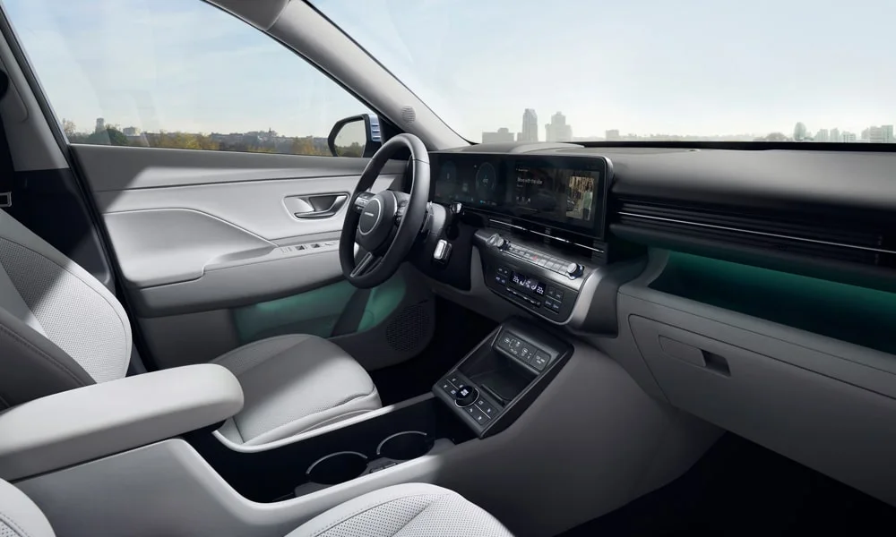 Фото Hyundai Kona — интерьер, фото 4. Общий план салона: архитектура панели, консоль и кресла. Уровень отделки читается по стыкам панелей и мягким поверхностям в зонах касания Hyundai Kona — интерьер, фото 4