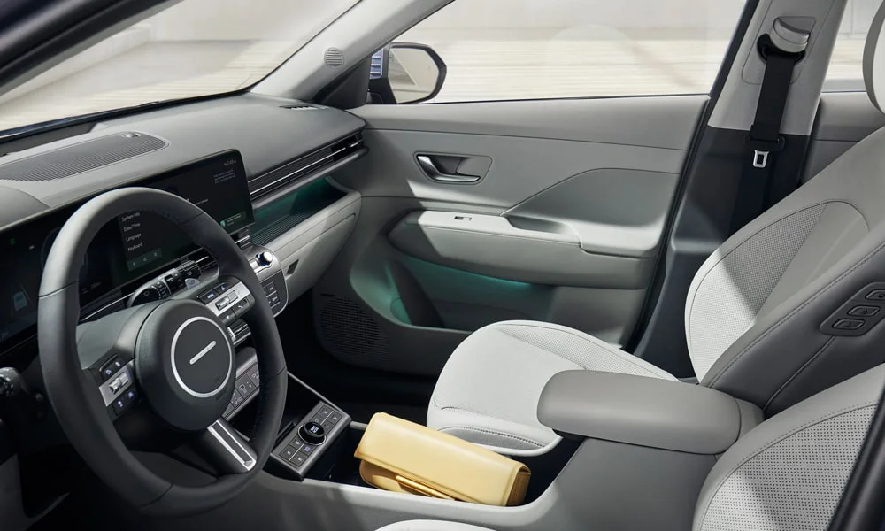 Фото Hyundai Kona — интерьер, фото 5. Общий план салона: архитектура панели, консоль и кресла. Светлая гамма зрительно расширяет салон, тёмная — практичнее в уходе Hyundai Kona — интерьер, фото 5