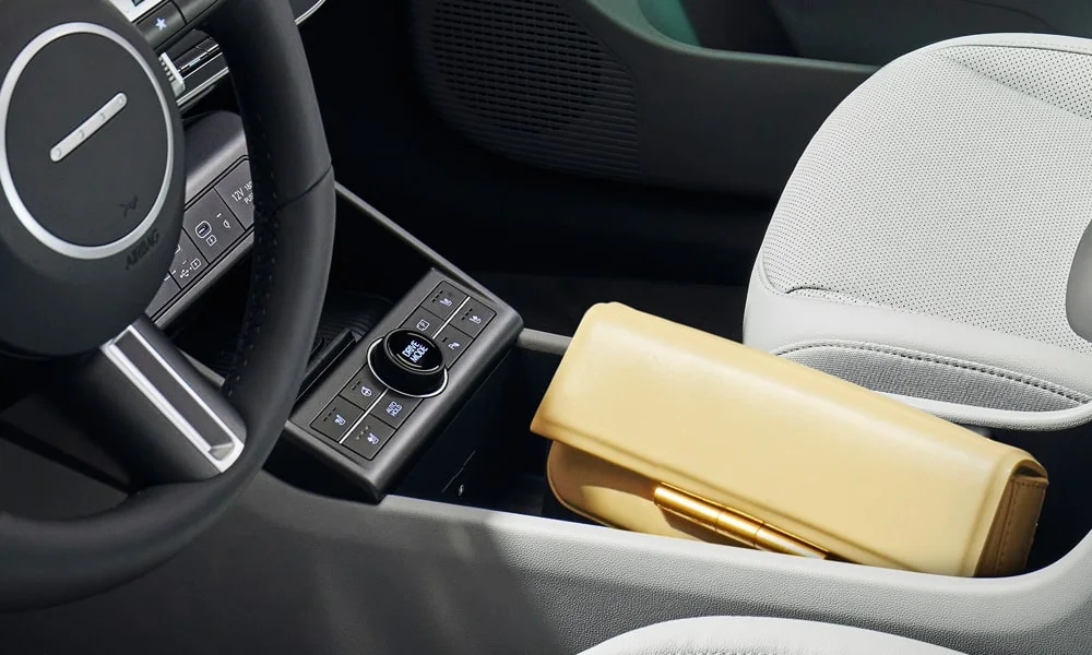Фото Hyundai Kona — интерьер, фото 6. Общий план салона: архитектура панели, консоль и кресла. Светлая гамма зрительно расширяет салон, тёмная — практичнее в уходе Hyundai Kona — интерьер, фото 6