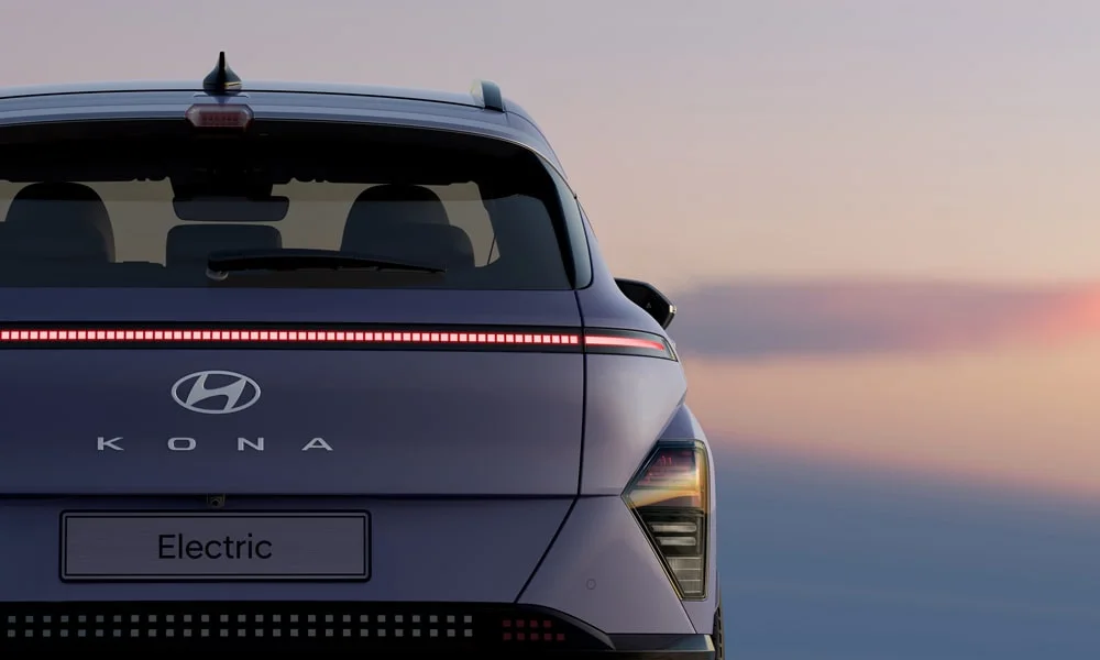 Фото Hyundai Kona — вид сзади, фото 3. Линия крыши, стойки и задняя дверь в фиолетовом исполнении Hyundai Kona — вид сзади, фото 3