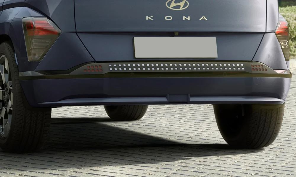 Фото Hyundai Kona — вид сзади, фото 4. Линия крыши, стойки и задняя дверь в синем исполнении Hyundai Kona — вид сзади, фото 4