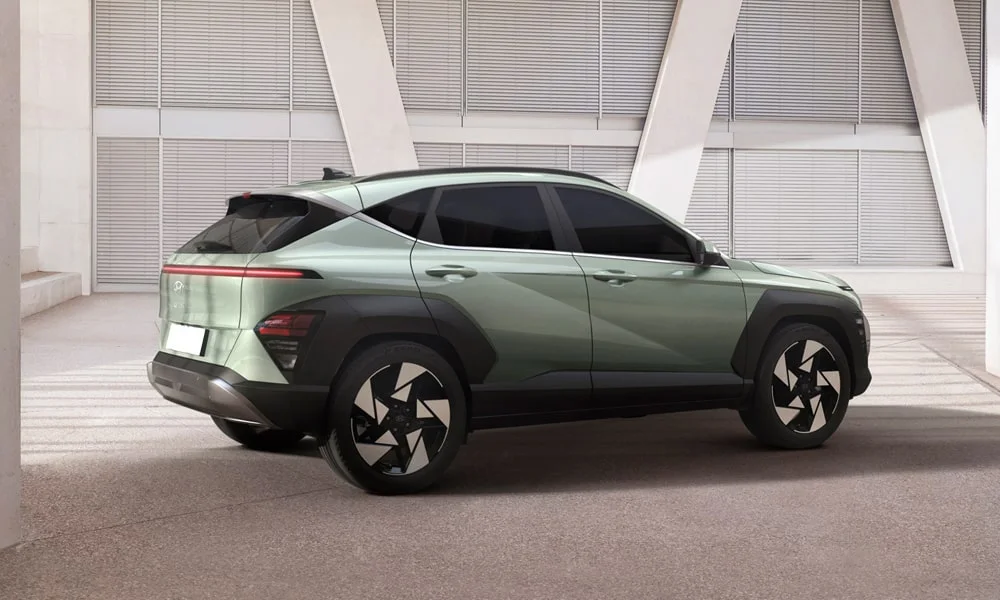 Фото Hyundai Kona — вид сзади, фото 5. Линия крыши, стойки и задняя дверь в зелёном исполнении Hyundai Kona — вид сзади, фото 5