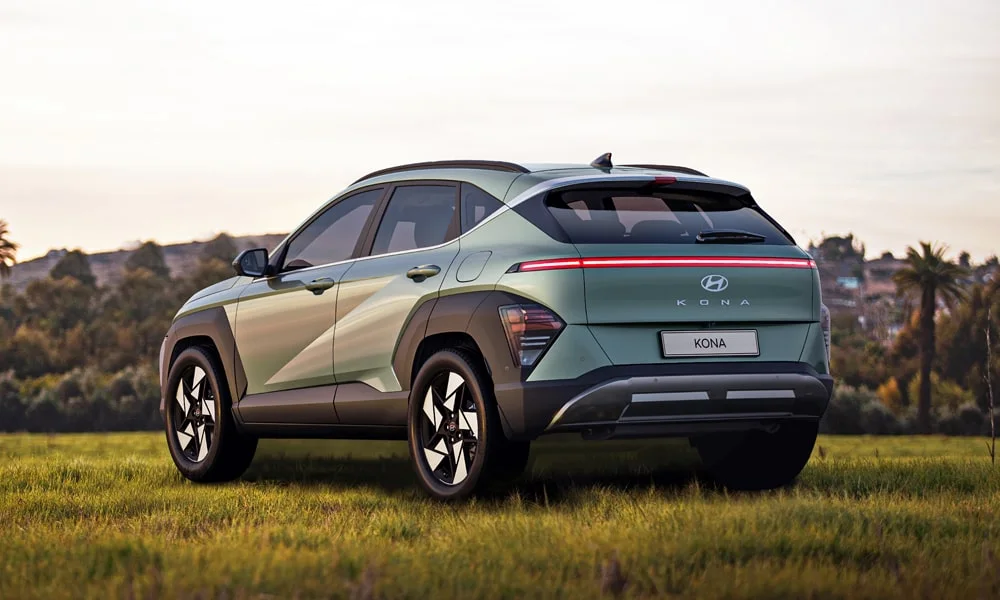 Фото Hyundai Kona — вид сзади, фото 6. Графика фонарей, бампер и оформление пятой двери Hyundai Kona — вид сзади, фото 6