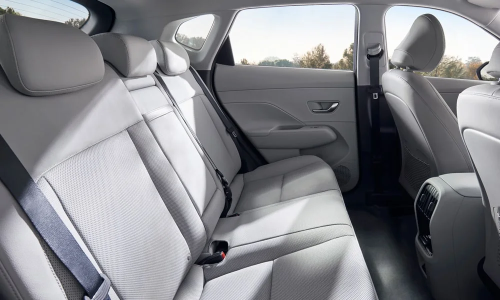 Фото Hyundai Kona — задние сиденья. Посадка второго ряда: подголовники и подлокотник Hyundai Kona — задние сиденья