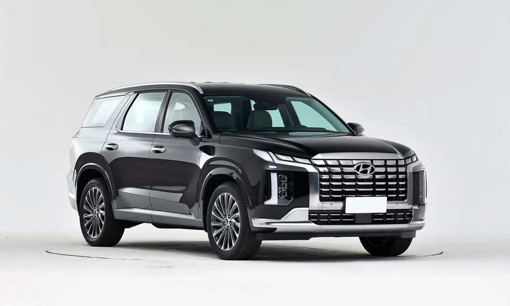 Фото Hyundai Palisade (2024) — вид спереди, фото 6. Передок в чёрном исполнении — крупная светотехника и выразительный бампер. Дневные ходовые огни включаются автоматически с запуском Hyundai Palisade (2024) — вид спереди, фото 6