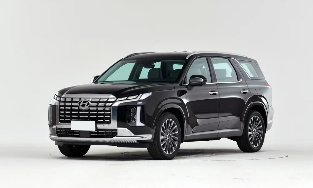 Фото Hyundai Palisade (2024) — вид спереди, фото 7. Передок в чёрном исполнении — крупная светотехника и выразительный бампер. Дневные ходовые огни включаются автоматически с запуском Hyundai Palisade (2024) — вид спереди, фото 7