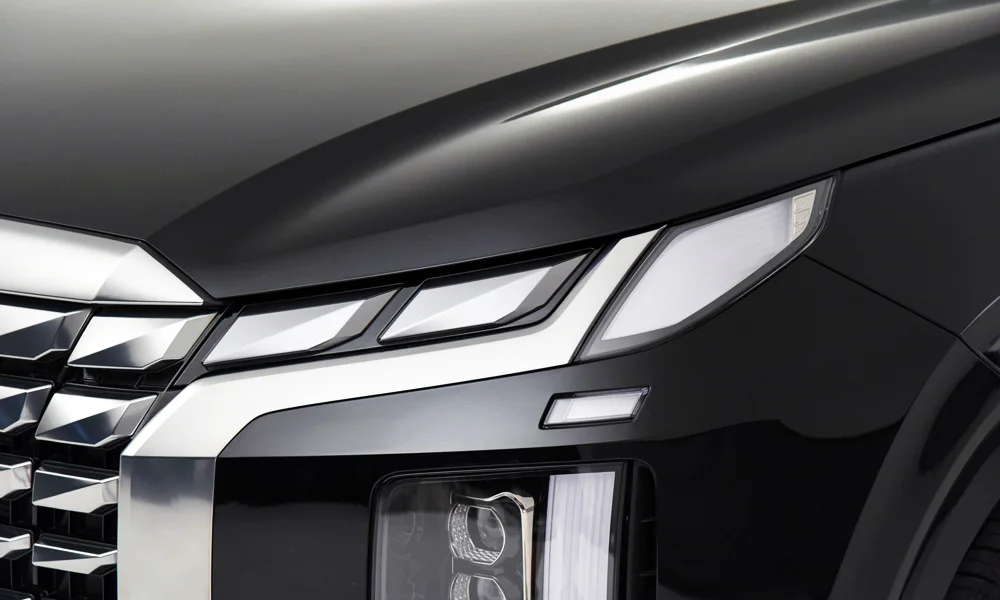 Фото Hyundai Palisade (2024) — интерьер, фото 3. Общий план салона: архитектура панели, консоль и кресла. Светлая гамма зрительно расширяет салон, тёмная — практичнее в уходе Hyundai Palisade (2024) — интерьер, фото 3
