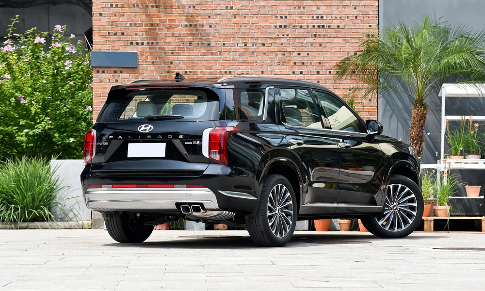Фото Hyundai Palisade (2024) — вид сзади, фото 3. Чёрный кузов сзади — фонари и бампер определяют ночной образ модели. Светодиодная полоса или раздельные секции — задняя оптика стала главным украшением кормы Hyundai Palisade (2024) — вид сзади, фото 3