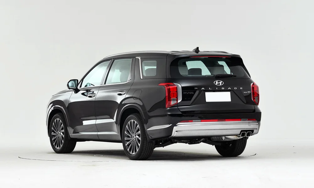 Фото Hyundai Palisade (2024) — вид сзади, фото 6. Графика фонарей, бампер и оформление пятой двери. Насадки выхлопа или их имитация внизу бампера различают версии Hyundai Palisade (2024) — вид сзади, фото 6
