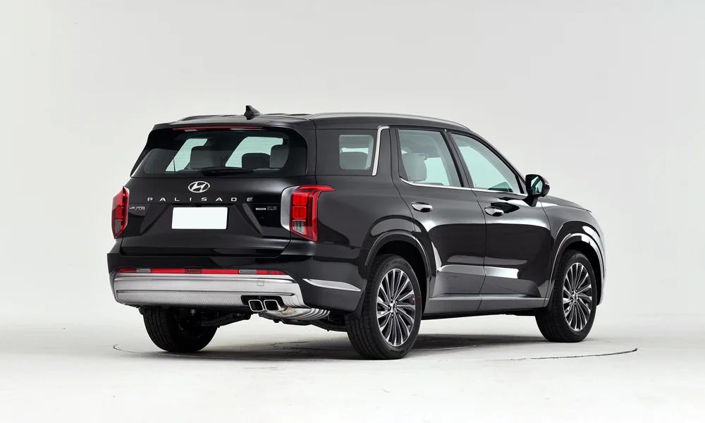 Фото Hyundai Palisade (2024) — вид сзади, фото 7. Линия крыши, стойки и задняя дверь в чёрном исполнении Hyundai Palisade (2024) — вид сзади, фото 7