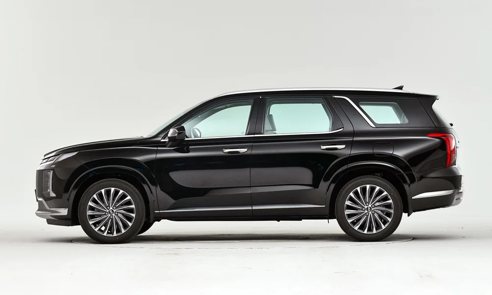 Фото Hyundai Palisade (2024) — вид сбоку, фото 3. Профиль в чёрном цвете: соотношение колёсной базы и свесов Hyundai Palisade (2024) — вид сбоку, фото 3