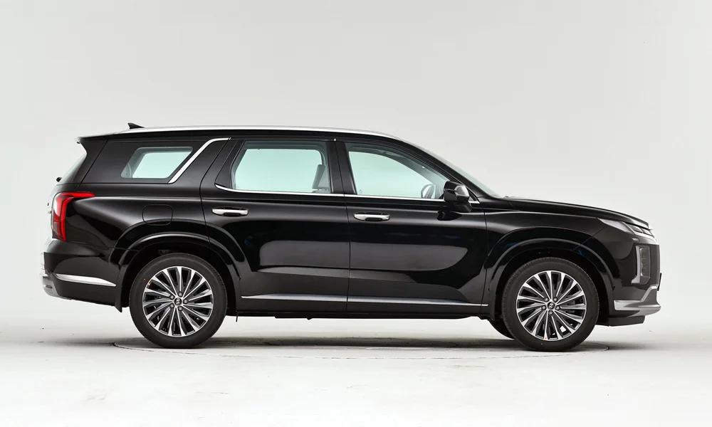 Фото Hyundai Palisade (2024) — вид сбоку, фото 4. Профиль в чёрном цвете: соотношение колёсной базы и свесов. Длинная база — простор второго ряда; короткие свесы упрощают парковку Hyundai Palisade (2024) — вид сбоку, фото 4