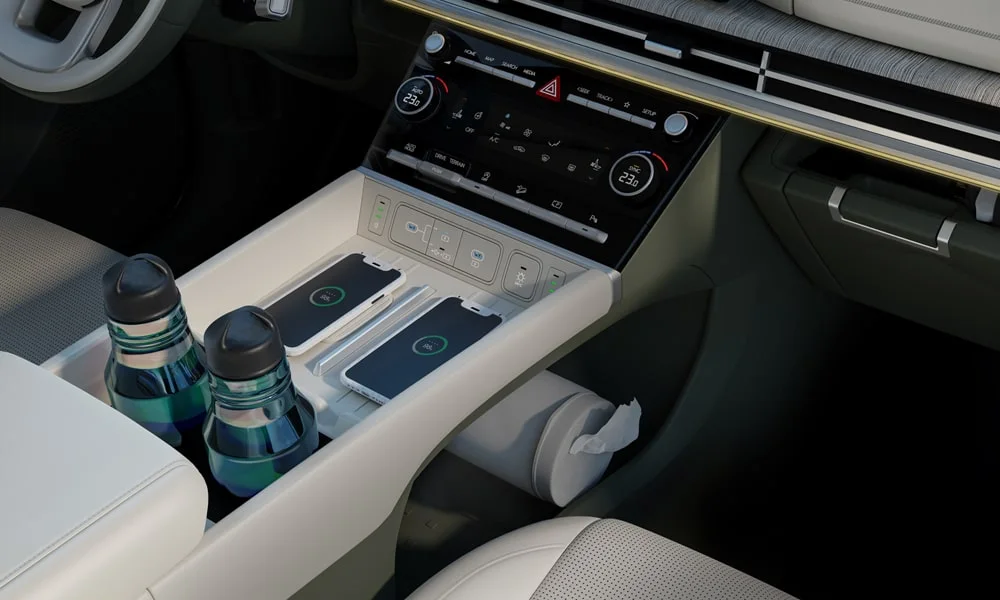 Фото Hyundai Santa Fe (2024) — центральная консоль. Бокс консоли открыт: организация хранения между креслами Hyundai Santa Fe (2024) — центральная консоль