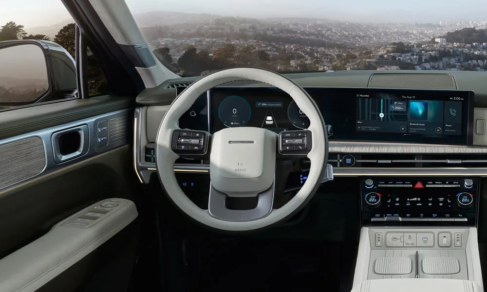 Фото Hyundai Santa Fe (2024) — интерьер. Общий план салона: архитектура панели, консоль и кресла. Уровень отделки читается по стыкам панелей и мягким поверхностям в зонах касания Hyundai Santa Fe (2024) — интерьер
