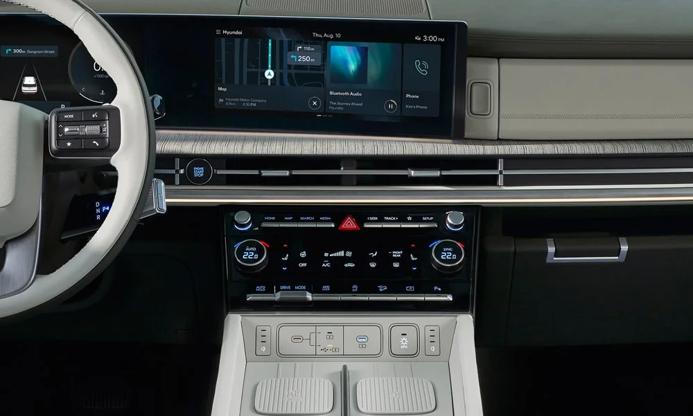 Фото Hyundai Santa Fe (2024) — экран мультимедиа. Интерфейс медиасистемы крупным планом Hyundai Santa Fe (2024) — экран мультимедиа