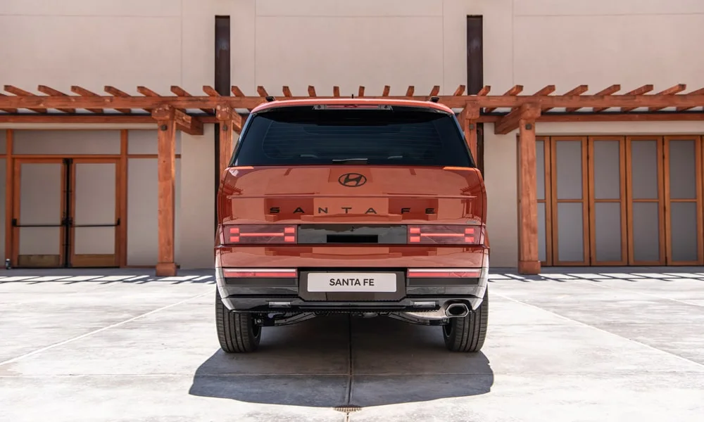 Фото Hyundai Santa Fe (2024) — вид сзади, фото 2. Графика фонарей, бампер и оформление пятой двери Hyundai Santa Fe (2024) — вид сзади, фото 2