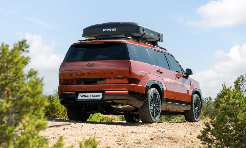 Фото Hyundai Santa Fe (2024) — вид сзади, фото 5. Корма в оранжевом цвете: графика фонарей и пластика пятой двери Hyundai Santa Fe (2024) — вид сзади, фото 5