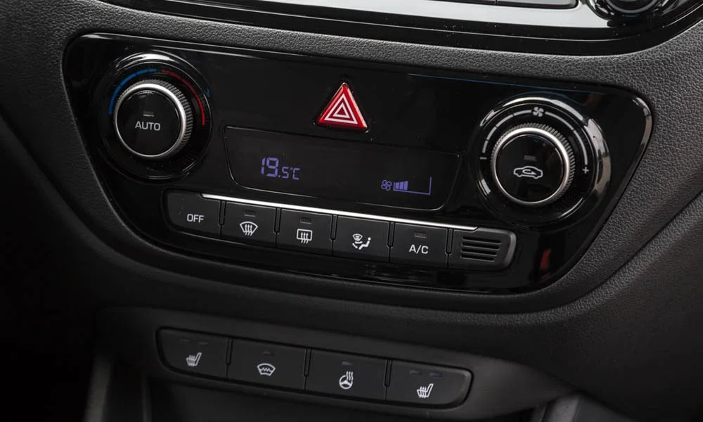 Фото Hyundai Solaris — блок климат-контроля. Панель климата крупным планом — регулировки доступны на ощупь. Отдельные клавиши климата удобнее сенсорных меню в движении Hyundai Solaris — блок климат-контроля