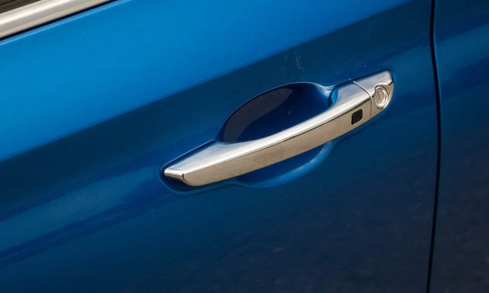 Фото Hyundai Solaris — дверная ручка. Ручка двери: утопленное или классическое исполнение — деталь ежедневного контакта. Бесключевой доступ будит машину при касании ручки Hyundai Solaris — дверная ручка