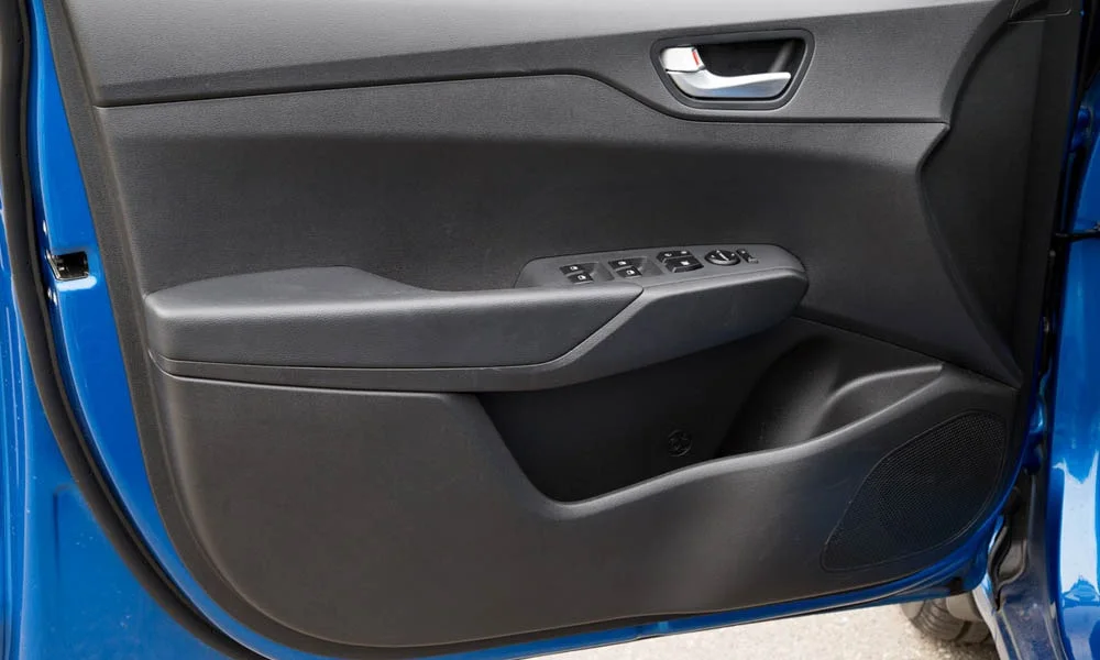Фото Hyundai Solaris — дверная карта. Подлокотник, динамик и блок стеклоподъёмников. Решётка динамика в двери — часть штатной акустики Hyundai Solaris — дверная карта