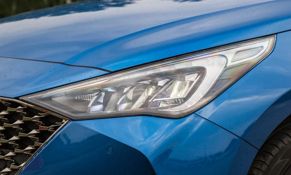 Фото Hyundai Solaris — вид спереди, фото 5. Синий кузов, строгая симметрия оптики — базовый ракурс знакомства с дизайном. Рисунок ходовых огней — подпись модели, по нему её узнают в потоке Hyundai Solaris — вид спереди, фото 5