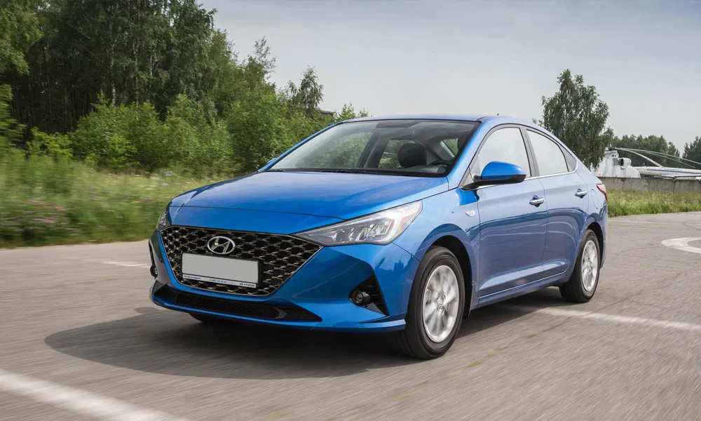 Фото Hyundai Solaris — вид спереди, фото 7. Синий кузов, строгая симметрия оптики — базовый ракурс знакомства с дизайном Hyundai Solaris — вид спереди, фото 7