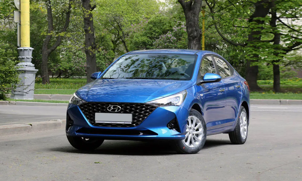 Фото Hyundai Solaris — вид спереди, фото 8. Кузов в синем цвете: рисунок оптики и решётки задаёт узнаваемое «лицо» модели Hyundai Solaris — вид спереди, фото 8
