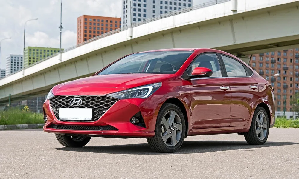 Фото Hyundai Solaris — вид спереди, фото 9. Анфас: пропорции капота, посадка кузова и графика ходовых огней. Рисунок ходовых огней — подпись модели, по нему её узнают в потоке Hyundai Solaris — вид спереди, фото 9