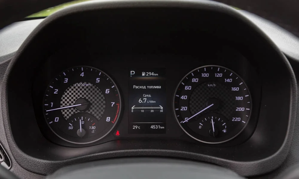 Фото Hyundai Solaris — приборная панель. Скорость, запас хода и подсказки ассистентов перед глазами. Компоновка приборов настраивается в меню у большинства версий Hyundai Solaris — приборная панель