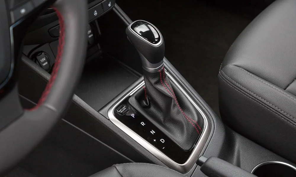 Фото Hyundai Solaris — селектор коробки передач. Селектор трансмиссии на центральной консоли. Автохолд удерживает машину на светофоре без ноги на тормозе Hyundai Solaris — селектор коробки передач