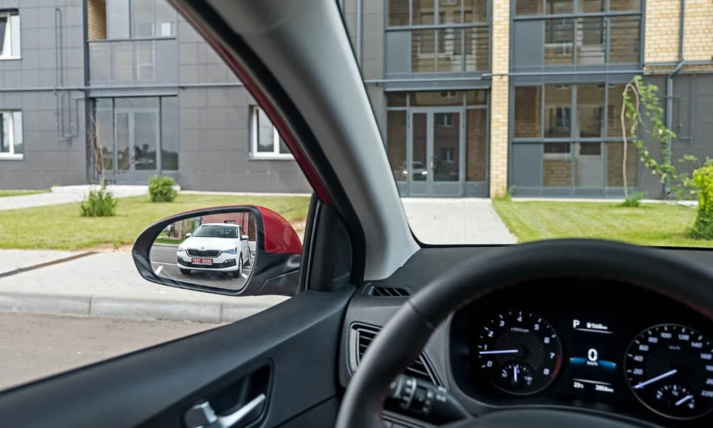 Фото Hyundai Solaris — интерьер, фото 3. Общий план салона: архитектура панели, консоль и кресла. Уровень отделки читается по стыкам панелей и мягким поверхностям в зонах касания Hyundai Solaris — интерьер, фото 3