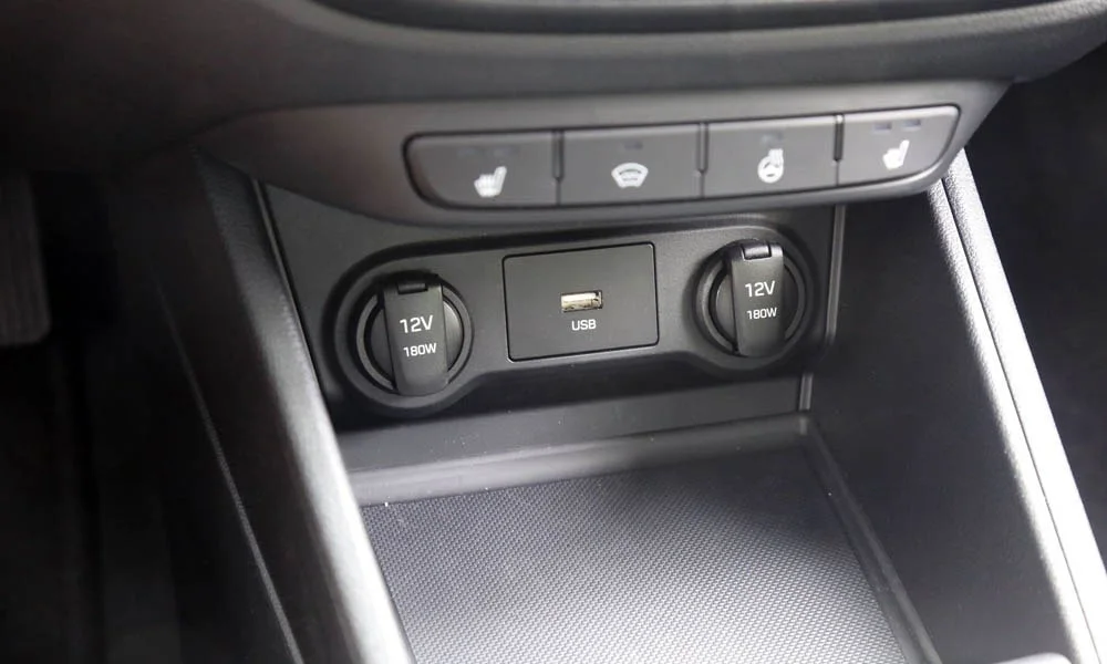 Фото Hyundai Solaris — интерьер, фото 4. Общий план салона: архитектура панели, консоль и кресла. Уровень отделки читается по стыкам панелей и мягким поверхностям в зонах касания Hyundai Solaris — интерьер, фото 4