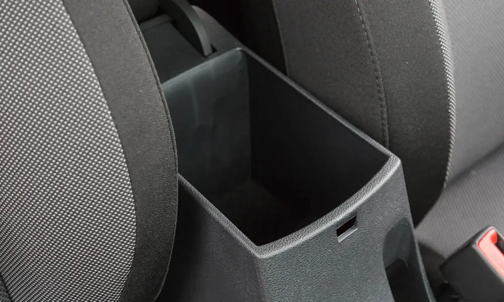 Фото Hyundai Solaris — интерьер, фото 5. Общий план салона: архитектура панели, консоль и кресла. Уровень отделки читается по стыкам панелей и мягким поверхностям в зонах касания Hyundai Solaris — интерьер, фото 5