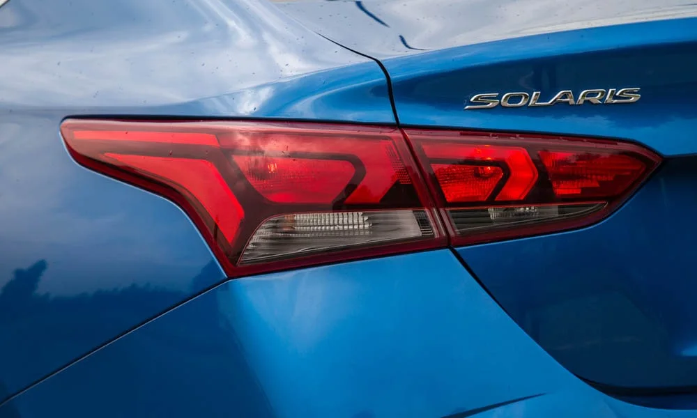 Фото Hyundai Solaris — вид сзади, фото 4. Синий кузов сзади — фонари и бампер определяют ночной образ модели. Светодиодная полоса или раздельные секции — задняя оптика стала главным украшением кормы Hyundai Solaris — вид сзади, фото 4