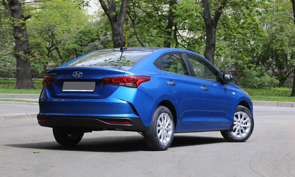 Фото Hyundai Solaris — вид сзади, фото 5. Графика фонарей, бампер и оформление пятой двери. Светодиодная полоса или раздельные секции — задняя оптика стала главным украшением кормы Hyundai Solaris — вид сзади, фото 5